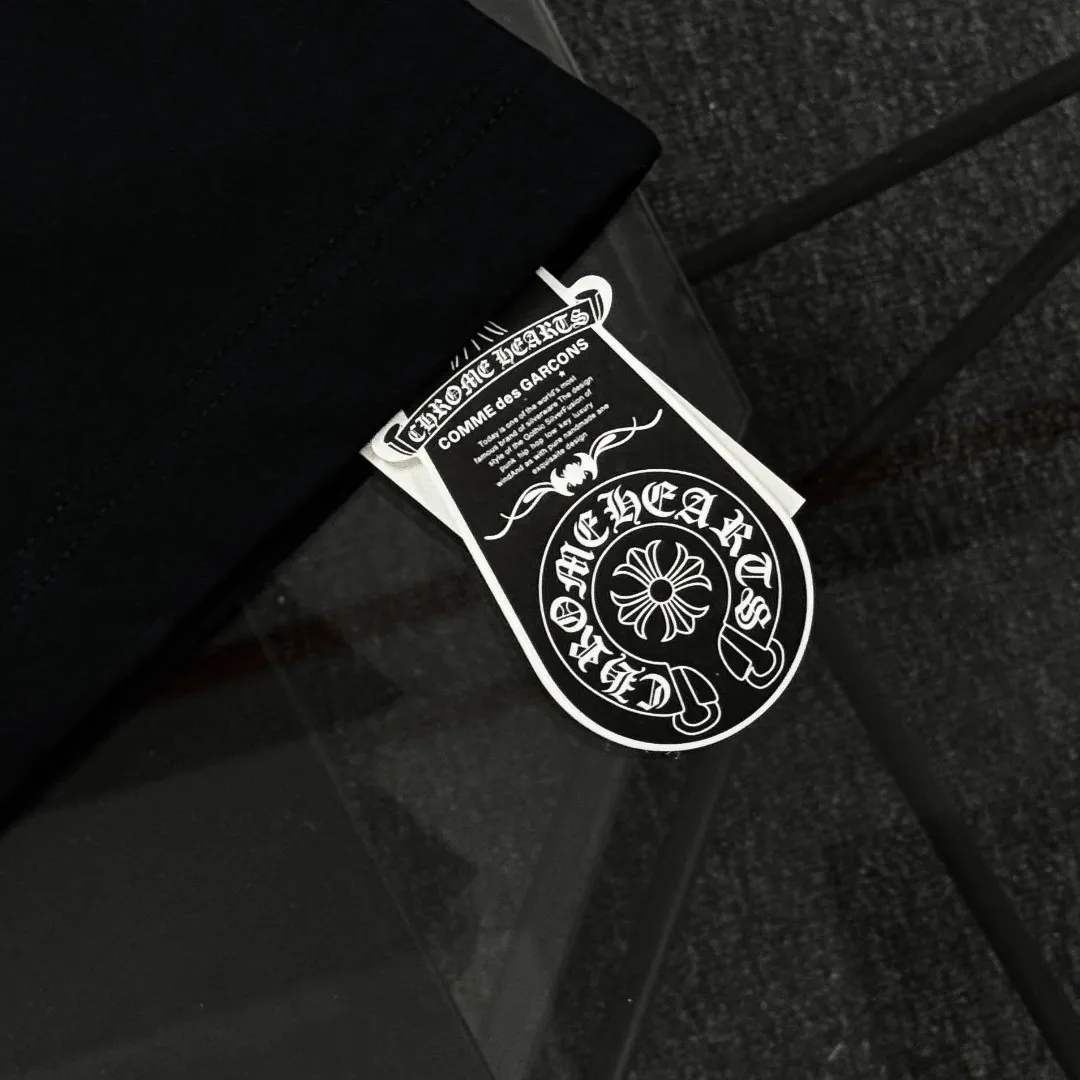 P180 Chrome Hearts Chrome Hearts 25 high version. The fabric is made of 300 grams of high-density cotton. It does not deform or shrink. It has three labels. It is the same style for men and women. Technology: Digital printing. Color: White. Black. SIZE: S-XL.